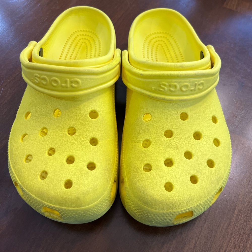 Yellow crocs clean